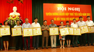 Hưng Yên Tuyên dương người nộp thuế tiêu biểu năm 2011 và đối thoại với người nộp thuế